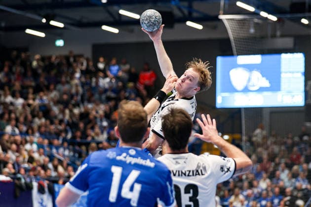 14.12.2025, xKWIx, Handball, Daikin Handball-Bundesliga (Daikin HBL), TBV Lemgo Lippe - THW Kiel, PHOENIX CONTACT arena: Eric Johansson (THW Kiel 21) über allen im Zweikampf gegen TBV Spieler Photo: xKamilxWilkowskixPressefotoKochx NRW Deutschland