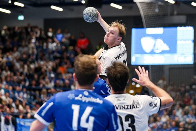 14.12.2025, xKWIx, Handball, Daikin Handball-Bundesliga (Daikin HBL), TBV Lemgo Lippe - THW Kiel, PHOENIX CONTACT arena: Eric Johansson (THW Kiel 21) über allen im Zweikampf gegen TBV Spieler Photo: xKamilxWilkowskixPressefotoKochx NRW Deutschland