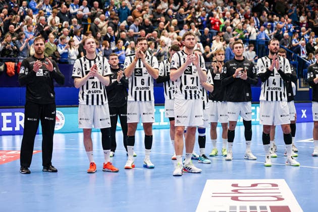 14.12.2025, xKWIx, Handball, Daikin Handball-Bundesliga (Daikin HBL), TBV Lemgo Lippe - THW Kiel, PHOENIX CONTACT arena: THW Kiel Spieler beklatschen die mitgereisten Fans Photo: xKamilxWilkowskixPressefotoKochx NRW Deutschland