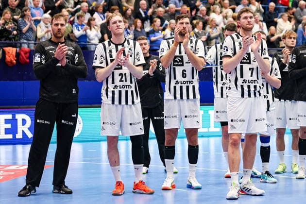 14.12.2025, xKWIx, Handball, Daikin Handball-Bundesliga (Daikin HBL), TBV Lemgo Lippe - THW Kiel, PHOENIX CONTACT arena: THW Kiel Spieler beklatschen die mitgereisten Fans Photo: xKamilxWilkowskixPressefotoKochx NRW Deutschland