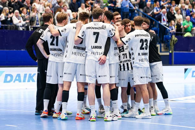 14.12.2025, xKWIx, Handball, Daikin Handball-Bundesliga (Daikin HBL), TBV Lemgo Lippe - THW Kiel, PHOENIX CONTACT arena: Spieler aus Kiel im Kreis nach Abpfiff Photo: xKamilxWilkowskixPressefotoKochx NRW Deutschland
