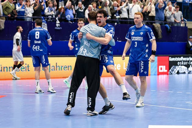14.12.2025, xKWIx, Handball, Daikin Handball-Bundesliga (Daikin HBL), TBV Lemgo Lippe - THW Kiel, PHOENIX CONTACT arena: Samuel Zehnder (TBV Lemgo Lippe 4) und Constantin Möstl (TBV Lemgo Lippe 1) bejubeln im Arm liegend das Unentschieden Photo: xKamilxWilkowskixPressefotoKochx NRW Deutschland