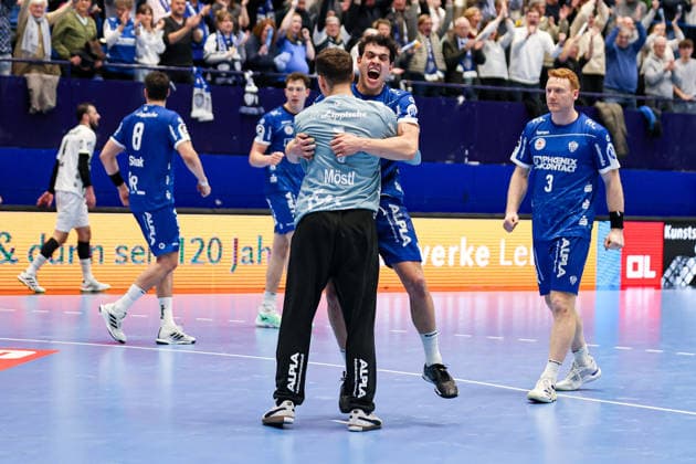 14.12.2025, xKWIx, Handball, Daikin Handball-Bundesliga (Daikin HBL), TBV Lemgo Lippe - THW Kiel, PHOENIX CONTACT arena: Samuel Zehnder (TBV Lemgo Lippe 4) und Constantin Möstl (TBV Lemgo Lippe 1) bejubeln im Arm liegend das Unentschieden Photo: xKamilxWilkowskixPressefotoKochx NRW Deutschland