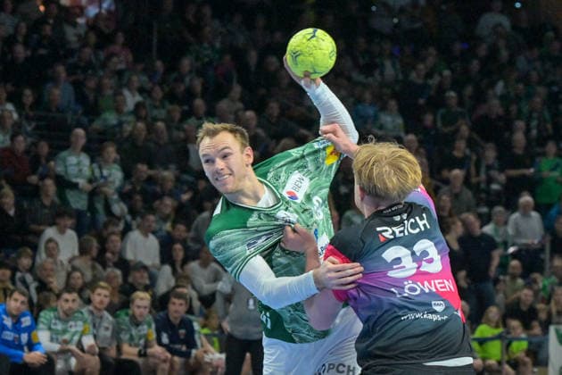 14.12.2025, xlakx, Handball Daikin HBL, Fuechse Berlin - HSG Wetzlar v.l. Mathias Gidsel (Fuechse Berlin), Georg Loewen (HSG Wetzlar) Zweikampf, Duell, Kampf, tackle Berlin