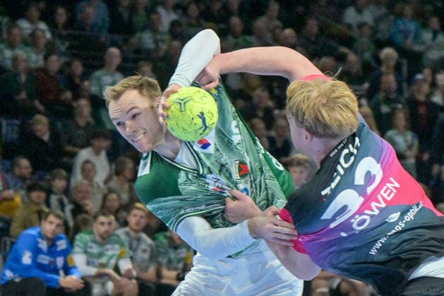14.12.2025, xlakx, Handball Daikin HBL, Fuechse Berlin - HSG Wetzlar v.l. Mathias Gidsel (Fuechse Berlin), Georg Loewen (HSG Wetzlar) Zweikampf, Duell, Kampf, tackle Berlin