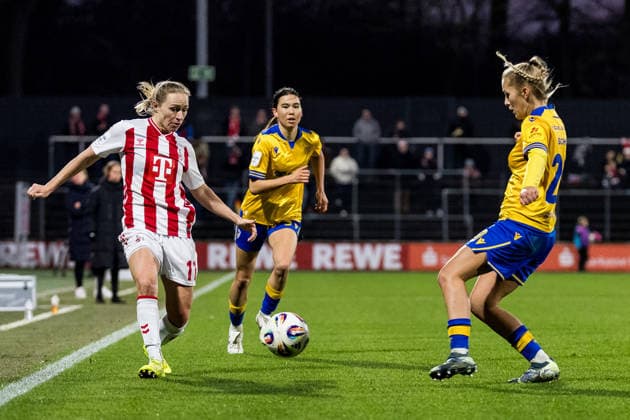 Google Pixel Frauen-Bundesliga, 1. FC Köln - FC Carl Zeiss Jena; 14.12.2025 Zweikampf Pauline Bremer (1. FC Köln, 11), Steffi Schmid (FC Carl Zeiss Jena, 20) Google Pixel Frauen-Bundesliga, 1. FC Köln - FC Carl Zeiss Jena, Köln, Franz-Kremer-Stadion am 14.12.2025 DFB REGULATIONS PROHIBIT ANY USE OF PHOTOGRAPHS AS IMAGE SEQUENCES AND OR QUASI-VIDEO. Copyright: xBEAUTIFULxSPORTS Wunderlx