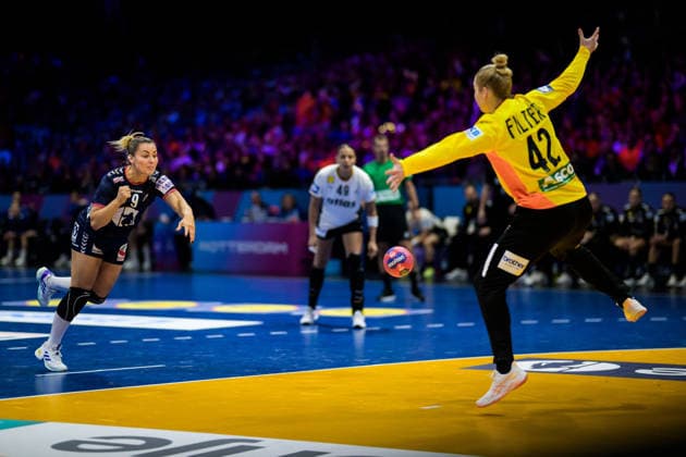 251214 Nora Mork of Norway and goalkeeper Katharina Filter of Germany during the IHF Women s World Championship, WM, Weltmeisterschaft final between Germany and Norway on December 14, 2025 in Rotterdam. Photo: Joel Marklund BILDBYRAN kod JM JM0758 bbeng handball handboll handball vm handball-vm handbolls-vm ihf handball world championship world handball championship 2025 world championship 2025 final tyskland norway norge germany dam Copyright: JOELxMARKLUND BB251214JM030