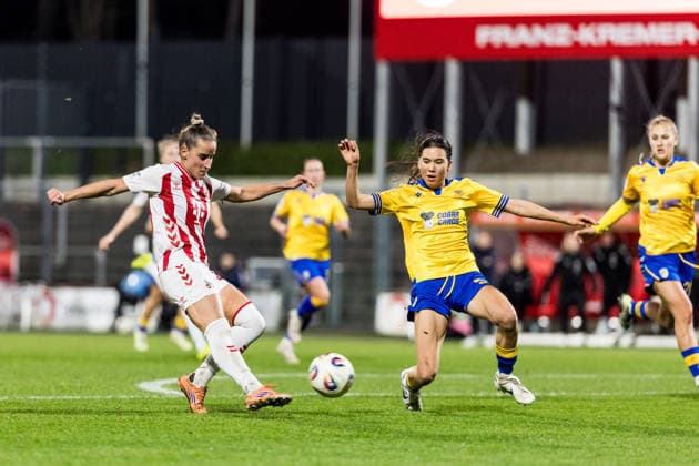 Google Pixel Frauen-Bundesliga, 1. FC Köln - FC Carl Zeiss Jena; 14.12.2025 Zweikampf Vanessa Leimenstoll (1. FC Köln, 29), Suya Häring (FC Carl Zeiss Jena, 5) Google Pixel Frauen-Bundesliga, 1. FC Köln - FC Carl Zeiss Jena, Köln, Franz-Kremer-Stadion am 14.12.2025 DFB REGULATIONS PROHIBIT ANY USE OF PHOTOGRAPHS AS IMAGE SEQUENCES AND OR QUASI-VIDEO. Copyright: xBEAUTIFULxSPORTS Wunderlx