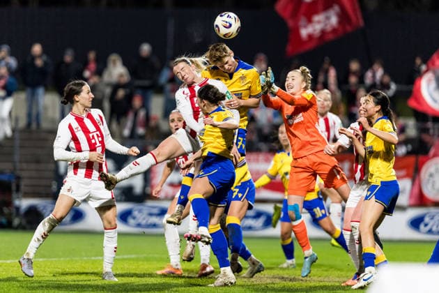 Google Pixel Frauen-Bundesliga, 1. FC Köln - FC Carl Zeiss Jena; 14.12.2025 Kopfballduell nach Ecke Sandra Maria Jessen (1. FC Köln, 6), Gwendolyn Mummert (FC Carl Zeiss Jena, 27), Jasmin Janning (FC Carl Zeiss Jena, 1) Google Pixel Frauen-Bundesliga, 1. FC Köln - FC Carl Zeiss Jena, Köln, Franz-Kremer-Stadion am 14.12.2025 DFB REGULATIONS PROHIBIT ANY USE OF PHOTOGRAPHS AS IMAGE SEQUENCES AND OR QUASI-VIDEO. Copyright: xBEAUTIFULxSPORTS Wunderlx