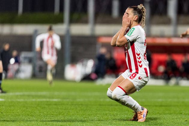 Google Pixel Frauen-Bundesliga, 1. FC Köln - FC Carl Zeiss Jena; 14.12.2025 Vanessa Leimenstoll (1. FC Köln, 29) frustriert, Hände vor dem Gesicht Google Pixel Frauen-Bundesliga, 1. FC Köln - FC Carl Zeiss Jena, Köln, Franz-Kremer-Stadion am 14.12.2025 DFB REGULATIONS PROHIBIT ANY USE OF PHOTOGRAPHS AS IMAGE SEQUENCES AND OR QUASI-VIDEO. Copyright: xBEAUTIFULxSPORTS Wunderlx