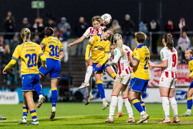 Google Pixel Frauen-Bundesliga, 1. FC Köln - FC Carl Zeiss Jena; 14.12.2025 Kopfballduell Celina Degen (1. FC Köln, 5), Rieke Tietz (FC Carl Zeiss Jena, 17) Google Pixel Frauen-Bundesliga, 1. FC Köln - FC Carl Zeiss Jena, Köln, Franz-Kremer-Stadion am 14.12.2025 DFB REGULATIONS PROHIBIT ANY USE OF PHOTOGRAPHS AS IMAGE SEQUENCES AND OR QUASI-VIDEO. Copyright: xBEAUTIFULxSPORTS Wunderlx