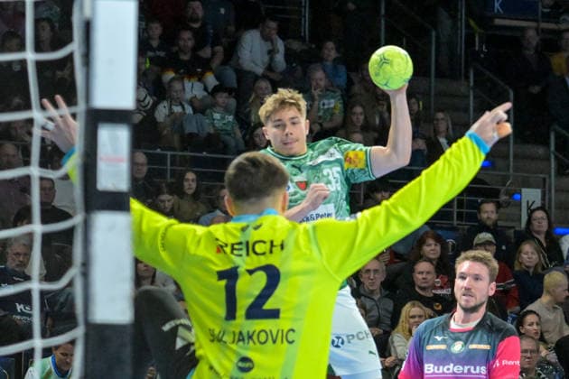 14.12.2025, xlakx, Handball Daikin HBL, Fuechse Berlin - HSG Wetzlar v.l. Anadin Suljakovic (HSG Wetzlar), Max Guenther (Fuechse Berlin) setzt zum Sprungwurf an Berlin