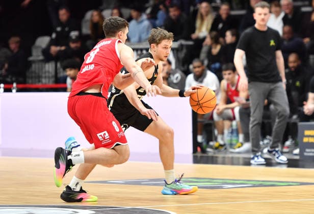 14.12.2025 - Basketball - Saison 2025 2026 - 2. Bundesliga Pro-A - 12. Spieltag: Nürnberg Falcons Basketball Club NBC - Artland Dragons - OGo - xogox - Dominik Dolic (8, Artland Dragons ) Vincent John Friederici (30, Nürnberg Falcons BC NBC )