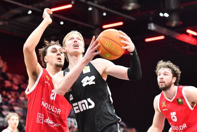 14.12.2025 - Basketball - Saison 2025 2026 - 2. Bundesliga Pro-A - 12. Spieltag: Nürnberg Falcons Basketball Club NBC - Artland Dragons - OGo - xogox - Linus Ruf (20, Artland Dragons ) Trevor James Baskin (22, Nürnberg Falcons BC NBC )