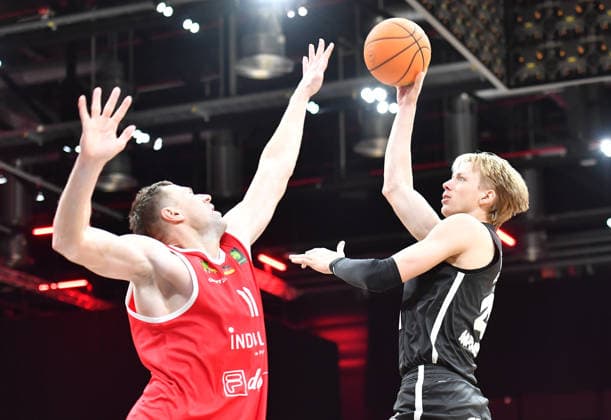 14.12.2025 - Basketball - Saison 2025 2026 - 2. Bundesliga Pro-A - 12. Spieltag: Nürnberg Falcons Basketball Club NBC - Artland Dragons - OGo - xogox - Robert Oehle (11, Artland Dragons ) Trevor James Baskin (22, Nürnberg Falcons BC NBC )