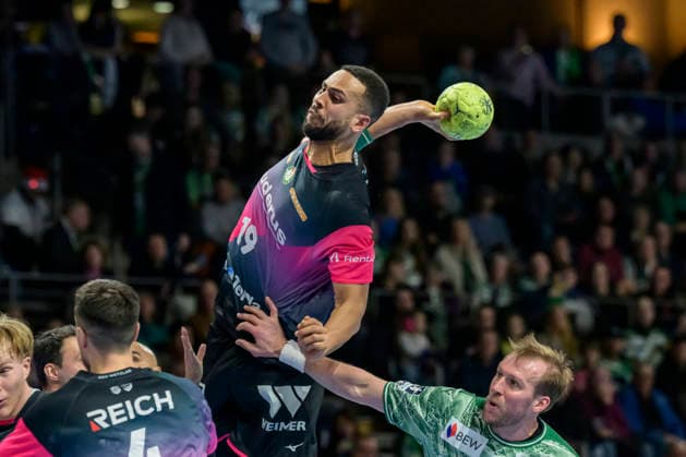 f.l.t.r.: Philipp Ahouansou (HSG Wetzlar 19), GER, Berlin, Handball, Fuechse Berlin vs. HSG Wetzlar, DAIKIN Handball Bundesliga, at the Max Schmeling Halle, December 14, 2025, Copyright: HMBxMedia UwexKoch