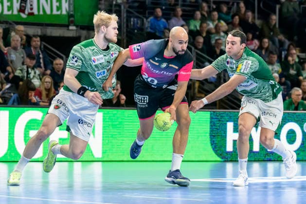 f.l.t.r.: Matthes Langhoff (Fuechse Berlin), Cyrill Akakpo (HSG Wetzlar 20), Aitor Arino Bengoechea (Fuechse Berlin), Action, duels, fighting for the ball, GER, Berlin, Handball, Fuechse Berlin vs. HSG Wetzlar, DAIKIN Handball Bundesliga, at the Max Schmeling Halle, December 14, 2025, Copyright: HMBxMedia UwexKoch