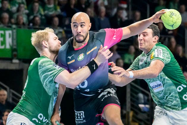 f.l.t.r.: Matthes Langhoff (Fuechse Berlin), Cyrill Akakpo (HSG Wetzlar 20), Aitor Arino Bengoechea (Fuechse Berlin), Action, duels, fighting for the ball, GER, Berlin, Handball, Fuechse Berlin vs. HSG Wetzlar, DAIKIN Handball Bundesliga, at the Max Schmeling Halle, December 14, 2025, Copyright: HMBxMedia UwexKoch