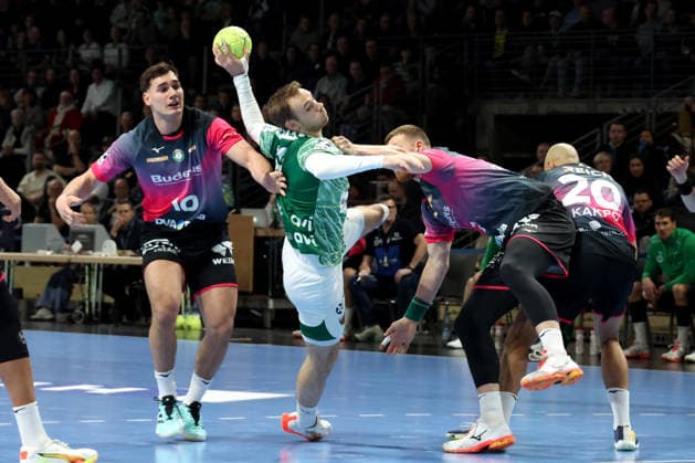 DEU, DHB, 1.HBL, Fuechse Berlin vs. Wetzlar, 14.12.2025, Max-Schmeling-Halle, Berlin, DEU, DHB, 1.HBL, Fuechse Berlin vs. Wetzlar, im Bild Mathias Gidsel (Fuechse Berlin 19), Josip Simic (HSG Wetzlar 10) , Nikola Grahovac (HSG Wetzlar 2)