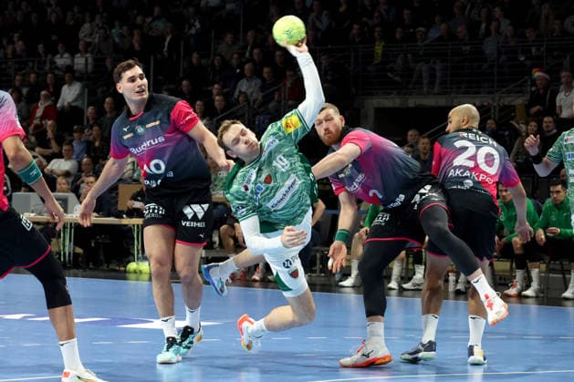 DEU, DHB, 1.HBL, Fuechse Berlin vs. Wetzlar, 14.12.2025, Max-Schmeling-Halle, Berlin, DEU, DHB, 1.HBL, Fuechse Berlin vs. Wetzlar, im Bild Mathias Gidsel (Fuechse Berlin 19), Josip Simic (HSG Wetzlar 10) , Nikola Grahovac (HSG Wetzlar 2)