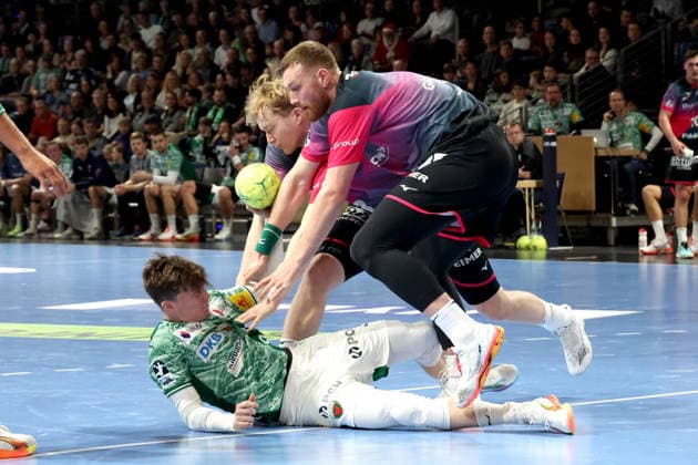 DEU, DHB, 1.HBL, Fuechse Berlin vs. Wetzlar, 14.12.2025, Max-Schmeling-Halle, Berlin, DEU, DHB, 1.HBL, Fuechse Berlin vs. Wetzlar, im Bild Nils Lichtlein (Fuechse Berlin 17), Nikola Grahovac (HSG Wetzlar 2)