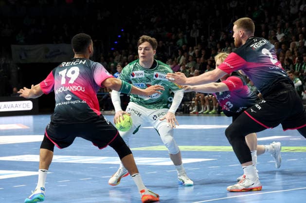 DEU, DHB, 1.HBL, Fuechse Berlin vs. Wetzlar, 14.12.2025, Max-Schmeling-Halle, Berlin, DEU, DHB, 1.HBL, Fuechse Berlin vs. Wetzlar, im Bild Nils Lichtlein (Fuechse Berlin 17), Philipp Ahouansou (HSG Wetzlar 19), Nikola Grahovac (HSG Wetzlar 2)