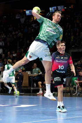DEU, DHB, 1.HBL, Fuechse Berlin vs. Wetzlar, 14.12.2025, Max-Schmeling-Halle, Berlin, DEU, DHB, 1.HBL, Fuechse Berlin vs. Wetzlar, im Bild Max Darj (Fuechse Berlin 5), Josip Simic (HSG Wetzlar 10)