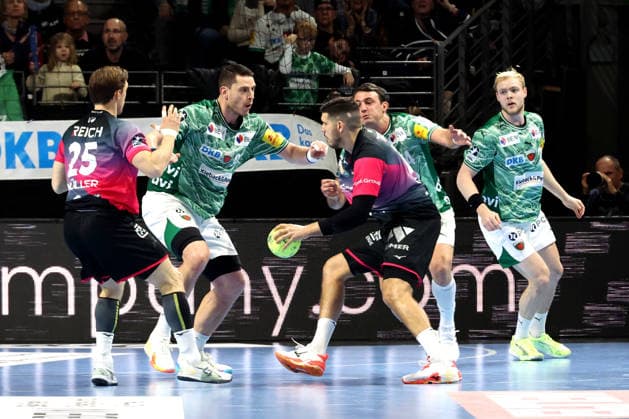 DEU, DHB, 1.HBL, Fuechse Berlin vs. Wetzlar, 14.12.2025, Max-Schmeling-Halle, Berlin, DEU, DHB, 1.HBL, Fuechse Berlin vs. Wetzlar, im Bild Mijajlo Marsenic (Fuechse Berlin 93), Aitor Arino (Fuechse Berlin 14), Matthes Langhoff (Fuechse Berlin 25), Stefan Cavor (HSG Wetzlar 77), Justin Mueller (HSG Wetzlar 25)