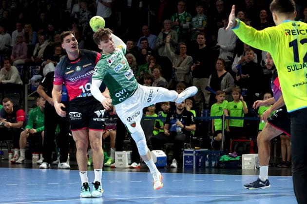 DEU, DHB, 1.HBL, Fuechse Berlin vs. Wetzlar, 14.12.2025, Max-Schmeling-Halle, Berlin, DEU, DHB, 1.HBL, Fuechse Berlin vs. Wetzlar, im Bild Nils Lichtlein (Fuechse Berlin 17), Josip Simic (HSG Wetzlar 10)