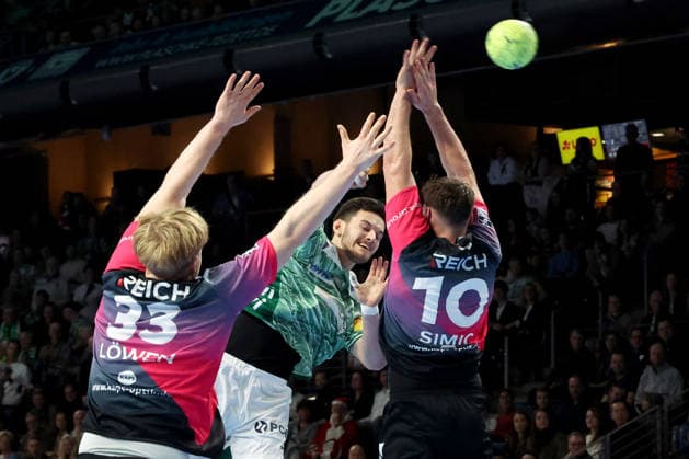 DEU, DHB, 1.HBL, Fuechse Berlin vs. Wetzlar, 14.12.2025, Max-Schmeling-Halle, Berlin, DEU, DHB, 1.HBL, Fuechse Berlin vs. Wetzlar, im Bild Lauro Pichiri (Fuechse Berlin 24), Georg Loewen (HSG Wetzlar 33), Josip Simic (HSG Wetzlar 10)
