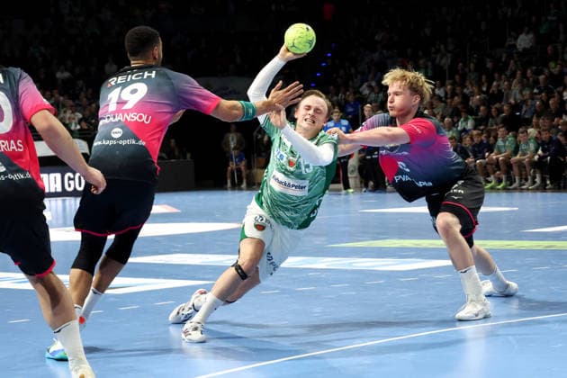 DEU, DHB, 1.HBL, Fuechse Berlin vs. Wetzlar, 14.12.2025, Max-Schmeling-Halle, Berlin, DEU, DHB, 1.HBL, Fuechse Berlin vs. Wetzlar, im Bild Tobias Grondahl (Fuechse Berlin 15), Georg Loewen (HSG Wetzlar 33), Philipp Ahouansou (HSG Wetzlar 19)