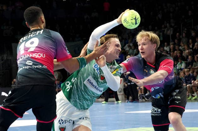 DEU, DHB, 1.HBL, Fuechse Berlin vs. Wetzlar, 14.12.2025, Max-Schmeling-Halle, Berlin, DEU, DHB, 1.HBL, Fuechse Berlin vs. Wetzlar, im Bild Tobias Grondahl (Fuechse Berlin 15), Georg Loewen (HSG Wetzlar 33), Philipp Ahouansou (HSG Wetzlar 19)