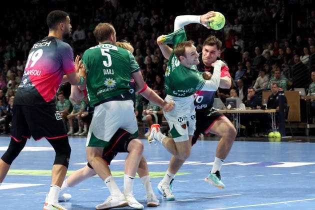 DEU, DHB, 1.HBL, Fuechse Berlin vs. Wetzlar, 14.12.2025, Max-Schmeling-Halle, Berlin, DEU, DHB, 1.HBL, Fuechse Berlin vs. Wetzlar, im Bild Mathias Gidsel (Fuechse Berlin 19), Josip Simic (HSG Wetzlar 10)