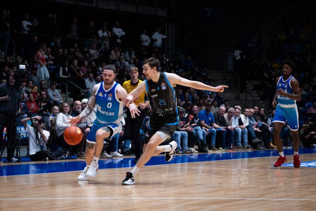 Logan Johnson (Frankfurt Skyliners, 0), Lorenz Bank (Science City Jena, 25) GER, BBL, Frankfurt Skyliners vs. Science City Jena, SV Basketball, 1. Bundesliga, 10 Spieltag, Saison 2025 2026 14.12.2025 Eibner-Pressefoto Attila Ziga GER, BBL, Frankfurt Skyliners vs. Science City Jena, SV Basketball, 1. Bundesliga, 10 Spieltag, Saison 2025 2026 14.12.2025 Frankfurt am Main Copyright: xEibner-Pressefotox EP_AZA