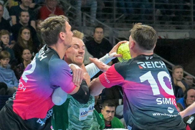 14.12.2025, xlakx, Handball Daikin HBL, Fuechse Berlin - HSG Wetzlar v.l. Jona Schoch (HSG Wetzlar), Mathias Gidsel (Fuechse Berlin), Josip Simic (HSG Wetzlar) Zweikampf, Duell, Kampf, tackle Berlin