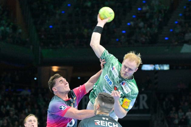14.12.2025, xlakx, Handball Daikin HBL, Fuechse Berlin - HSG Wetzlar v.l. Josip Simic (HSG Wetzlar), Matthes Langhoff (Fuechse Berlin), Stefan Cavor (HSG Wetzlar) setzt zum Sprungwurf an Berlin