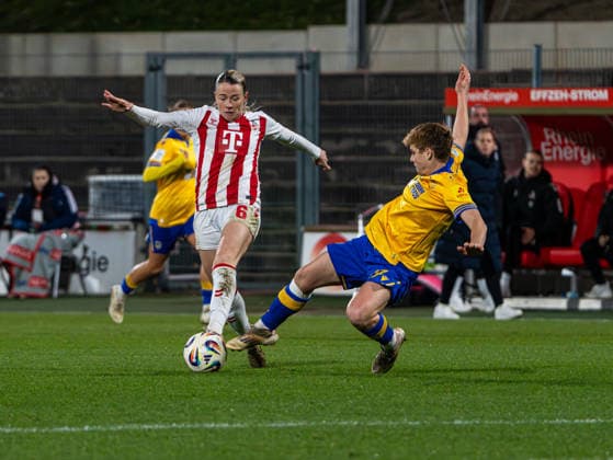 Sandra Maria Jessen (1. FC Koeln, 06) beim Dribbling und Zweikampf gegen Gwen Mummert (FC Carl Zeiss Jena Frauen, 27) 1. FC Koeln vs. FC Carl Zeiss Jena, Fußball, Frauen Bundesliga, Google Pixel Frauen Bundesliga, 13. Spieltag, Saison 2025 2026, 14.12.2025 DFB REGULATIONS PROHIBIT ANY USE OF PHOTOGRAPHS AS IMAGE SEQUENCES AND OR QUASI-VIDEO, 1. FC Koeln vs. FC Carl Zeiss Jena, Fußball, Frauen Bundesliga, Google Pixel Frauen Bundesliga, 13. Spieltag, Saison 2025 2026, 14.12.2025 Koeln Copyright: xEibner-Pressefoto DamianxKruczynx EP_DKI