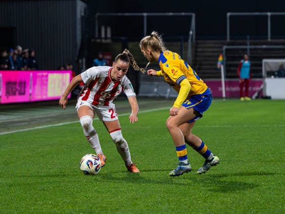 Vanessa Leimenstoll (1. FC Koeln, 29) im Zweikampf gegen Steffi Schmid (FC Carl Zeiss Jena Frauen, 20) 1. FC Koeln vs. FC Carl Zeiss Jena, Fußball, Frauen Bundesliga, Google Pixel Frauen Bundesliga, 13. Spieltag, Saison 2025 2026, 14.12.2025 DFB REGULATIONS PROHIBIT ANY USE OF PHOTOGRAPHS AS IMAGE SEQUENCES AND OR QUASI-VIDEO, 1. FC Koeln vs. FC Carl Zeiss Jena, Fußball, Frauen Bundesliga, Google Pixel Frauen Bundesliga, 13. Spieltag, Saison 2025 2026, 14.12.2025 Koeln Copyright: xEibner-Pressefoto DamianxKruczynx EP_DKI