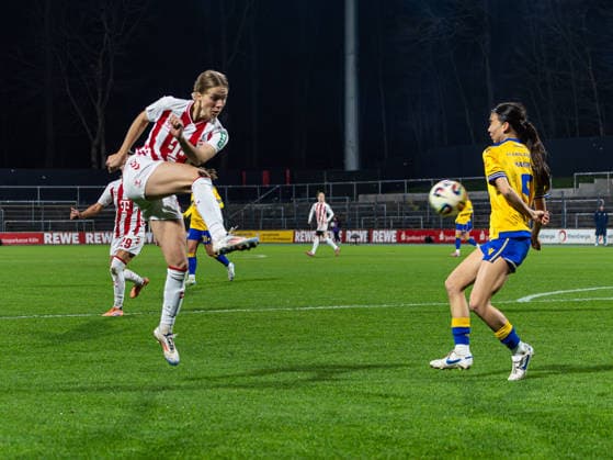 Celina Degen (1. FC Koeln, 05) bei einer Flanke, die Suya Haering (FC Carl Zeiss Jena Frauen, 05) versucht zu blocken 1. FC Koeln vs. FC Carl Zeiss Jena, Fußball, Frauen Bundesliga, Google Pixel Frauen Bundesliga, 13. Spieltag, Saison 2025 2026, 14.12.2025 DFB REGULATIONS PROHIBIT ANY USE OF PHOTOGRAPHS AS IMAGE SEQUENCES AND OR QUASI-VIDEO, 1. FC Koeln vs. FC Carl Zeiss Jena, Fußball, Frauen Bundesliga, Google Pixel Frauen Bundesliga, 13. Spieltag, Saison 2025 2026, 14.12.2025 Koeln Copyright: xEibner-Pressefoto DamianxKruczynx EP_DKI