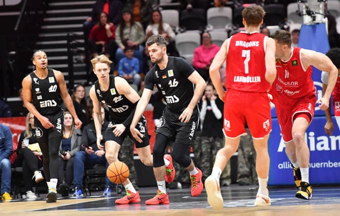 14.12.2025 - Basketball - Saison 2025 2026 - 2. Bundesliga Pro-A - 12. Spieltag: Nürnberg Falcons Basketball Club NBC - Artland Dragons - OGo - xogox - Evan Derek Taylor (10, Nürnberg Falcons BC NBC ) Trevor James Baskin (22, Nürnberg Falcons BC NBC ) Julius Wolf (16, Nürnberg Falcons BC NBC ) Timo Lanmüller (7, Artland Dragons )