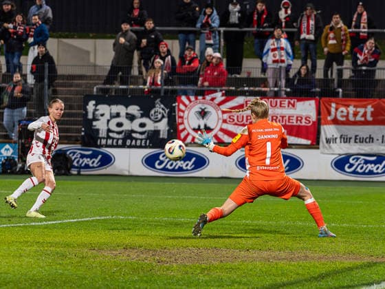 Laura Donhauser (1. FC Koeln, 25) beim Torschuss, den Jasmin Janning (FC Carl Zeiss Jena Frauen, 01) halten kann 1. FC Koeln vs. FC Carl Zeiss Jena, Fußball, Frauen Bundesliga, Google Pixel Frauen Bundesliga, 13. Spieltag, Saison 2025 2026, 14.12.2025 DFB REGULATIONS PROHIBIT ANY USE OF PHOTOGRAPHS AS IMAGE SEQUENCES AND OR QUASI-VIDEO, 1. FC Koeln vs. FC Carl Zeiss Jena, Fußball, Frauen Bundesliga, Google Pixel Frauen Bundesliga, 13. Spieltag, Saison 2025 2026, 14.12.2025 Koeln Copyright: xEibner-Pressefoto DamianxKruczynx EP_DKI