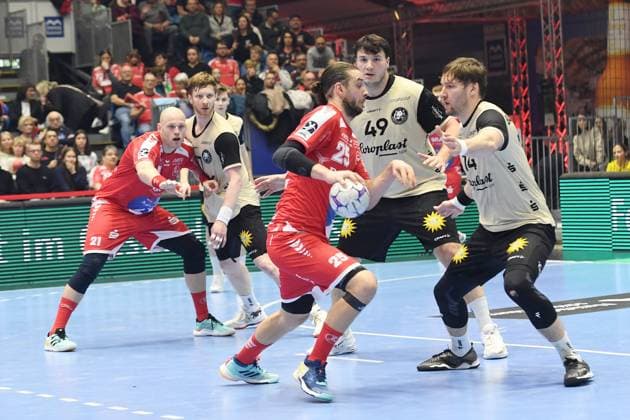 Olle Forsell Schefvert (MT Melsungen 25) (am Ball), Gerdas Babarskas (Bergischer HC 14), Aron Seesing (Bergischer HC 49), Arnar Freyr Arnarsson (MT Melsungen 21) , GER, MT Melsungen - Bergischer HC, Handball, 1. Bundesliga, 17. Spieltag, Saison 2025 2026, 14.12.2025, GER, MT Melsungen - Bergischer HC, Handball, 1. Bundesliga, 17. Spieltag, Saison 2025 2026, 14.12.2025 Kassel Copyright: xEibner-Pressefotox xRolandxSippelx EP_RSL
