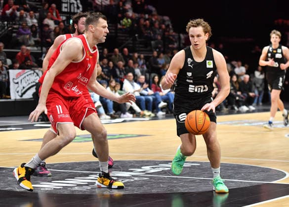 14.12.2025 - Basketball - Saison 2025 2026 - 2. Bundesliga Pro-A - 12. Spieltag: Nürnberg Falcons Basketball Club NBC - Artland Dragons - OGo - xogox - Robert Oehle (11, Artland Dragons ) Cartee Dean Whitt (2, Nürnberg Falcons BC NBC )