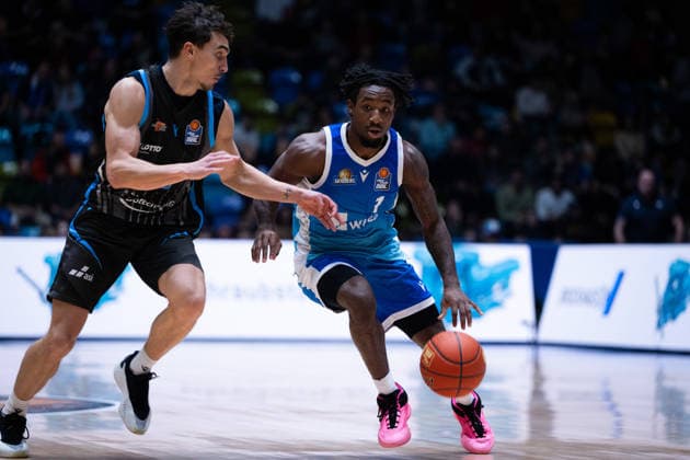Kristofer Krause (Science City Jena, 36) Isaiah Swope (Frankfurt Skyliners, 01) GER, BBL, Frankfurt Skyliners vs. Science City Jena, SV Basketball, 1. Bundesliga, 10 Spieltag, Saison 2025 2026 14.12.2025 Eibner-Pressefoto Attila Ziga GER, BBL, Frankfurt Skyliners vs. Science City Jena, SV Basketball, 1. Bundesliga, 10 Spieltag, Saison 2025 2026 14.12.2025 Frankfurt am Main Copyright: xEibner-Pressefotox EP_AZA