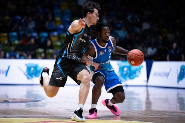 Kristofer Krause (Science City Jena, 36) Isaiah Swope (Frankfurt Skyliners, 01) GER, BBL, Frankfurt Skyliners vs. Science City Jena, SV Basketball, 1. Bundesliga, 10 Spieltag, Saison 2025 2026 14.12.2025 Eibner-Pressefoto Attila Ziga GER, BBL, Frankfurt Skyliners vs. Science City Jena, SV Basketball, 1. Bundesliga, 10 Spieltag, Saison 2025 2026 14.12.2025 Frankfurt am Main Copyright: xEibner-Pressefotox EP_AZA