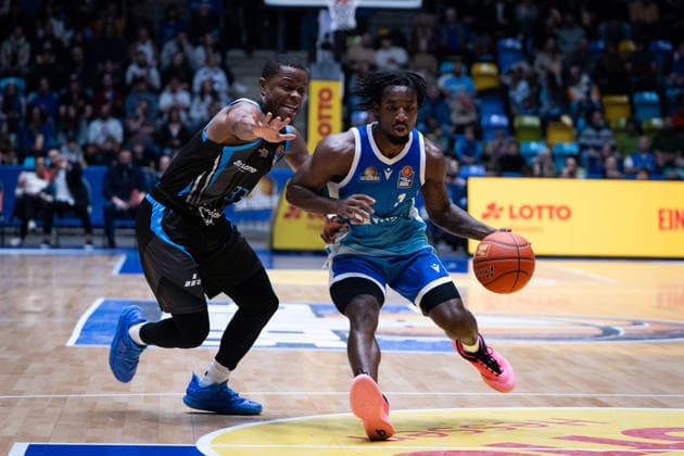 Eric Washington (Science City Jena, 33) Isaiah Swope (Frankfurt Skyliners, 01) GER, BBL, Frankfurt Skyliners vs. Science City Jena, SV Basketball, 1. Bundesliga, 10 Spieltag, Saison 2025 2026 14.12.2025 Eibner-Pressefoto Attila Ziga GER, BBL, Frankfurt Skyliners vs. Science City Jena, SV Basketball, 1. Bundesliga, 10 Spieltag, Saison 2025 2026 14.12.2025 Frankfurt am Main Copyright: xEibner-Pressefotox EP_AZA
