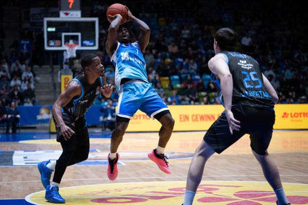 Eric Washington (Science City Jena, 33) Isaiah Swope (Frankfurt Skyliners, 01) GER, BBL, Frankfurt Skyliners vs. Science City Jena, SV Basketball, 1. Bundesliga, 10 Spieltag, Saison 2025 2026 14.12.2025 Eibner-Pressefoto Attila Ziga GER, BBL, Frankfurt Skyliners vs. Science City Jena, SV Basketball, 1. Bundesliga, 10 Spieltag, Saison 2025 2026 14.12.2025 Frankfurt am Main Copyright: xEibner-Pressefotox EP_AZA