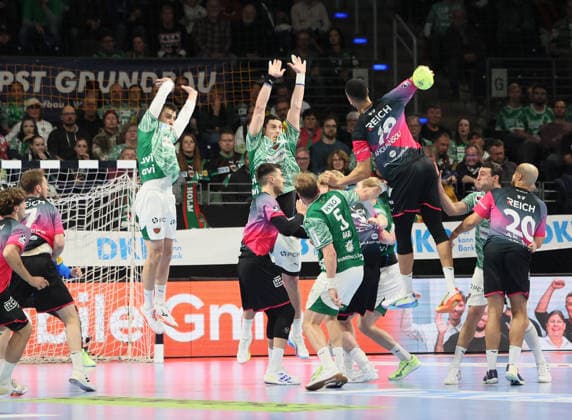 GER HBL Saison 2025 2026 FÜCHSE Berlin vs HSG Wetzlar, 14.12.25, Max-Schmeling-Halle, Berlin, Philipp ANOUANSOU (HSG Wetzlar 19) gegen den Block der FÜCHSE Berlin