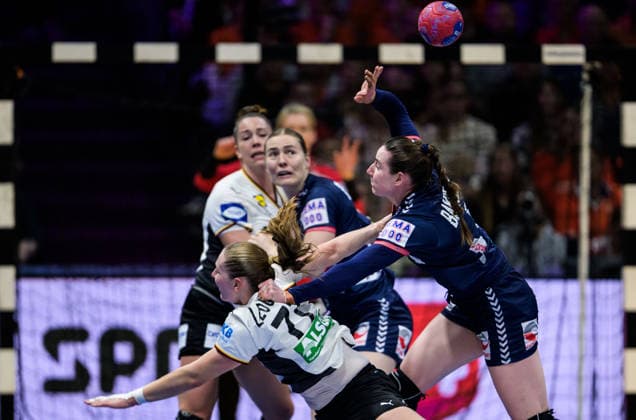 251214 Viola Leuchter of Germany and Ingvild Kristiansen Bakkerud of Norway during the IHF Women s World Championship, WM, Weltmeisterschaft final between Germany and Norway on December 14, 2025 in Rotterdam. Photo: Joel Marklund BILDBYRAN kod JM JM0758 bbeng handball handboll handball vm handball-vm handbolls-vm ihf handball world championship world handball championship 2025 world championship 2025 final tyskland norway norge germany dam Copyright: JOELxMARKLUND BB251214JM040