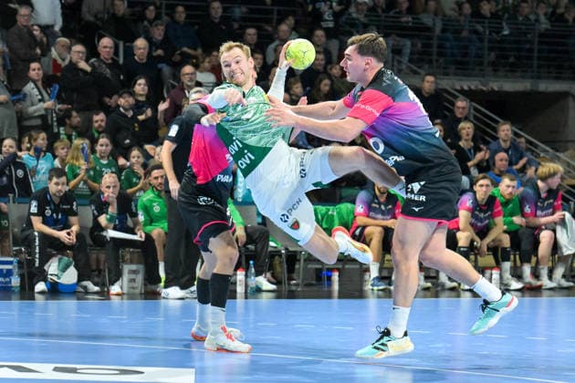 14.12.2025, xlakx, Handball Daikin HBL, Fuechse Berlin - HSG Wetzlar v.l. Mathias Gidsel (Fuechse Berlin), Josip Simic (HSG Wetzlar) setzt zum Sprungwurf an Berlin